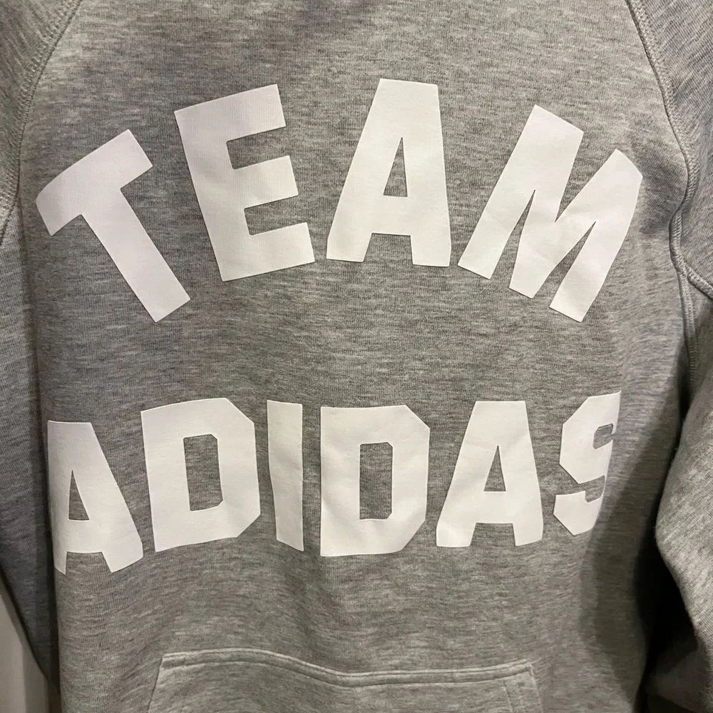 Adidas Sweatshirt Youth Small (8) Gray Hoodie w Pouch Spell Out Logo. Unisex